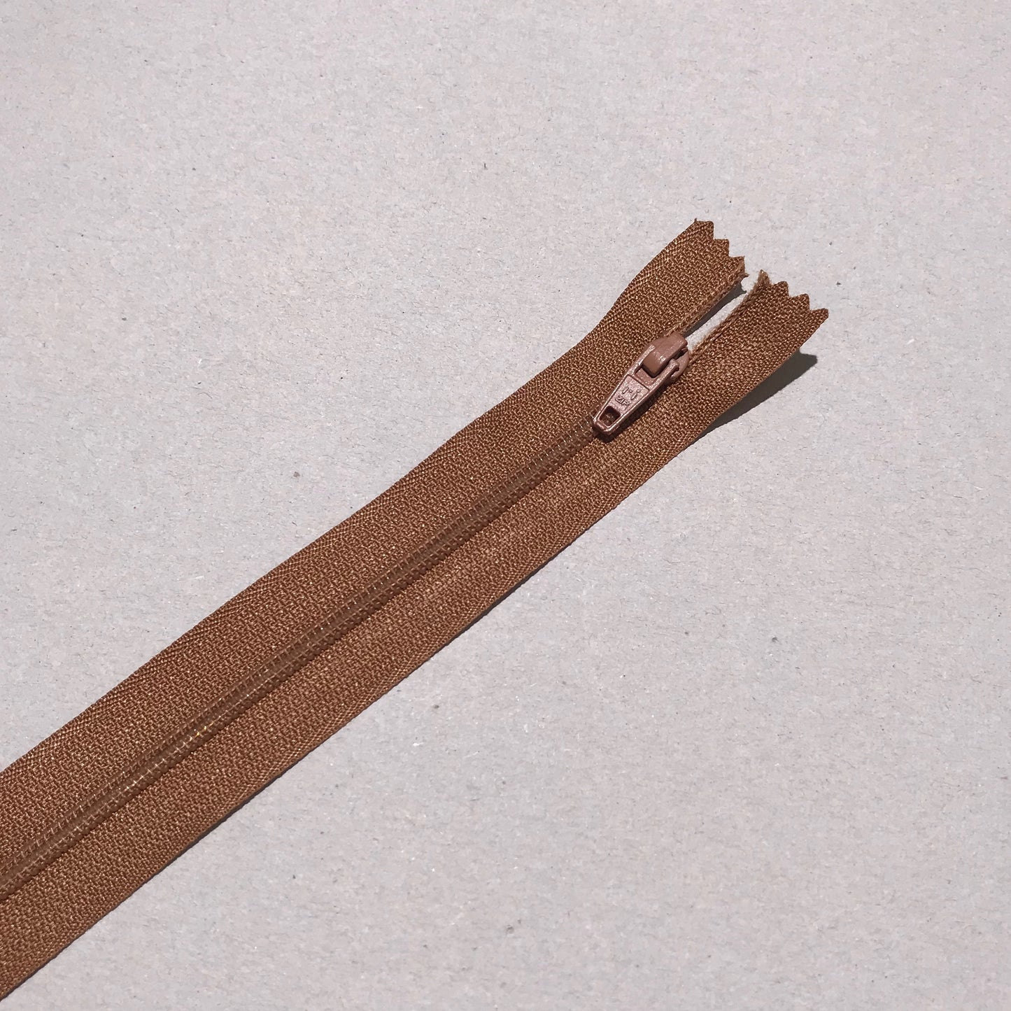 Dragkedjor, 10 st per paket – YKK, RIRI och fler märken. Olika längder (10 cm – 100 cm) och färger.