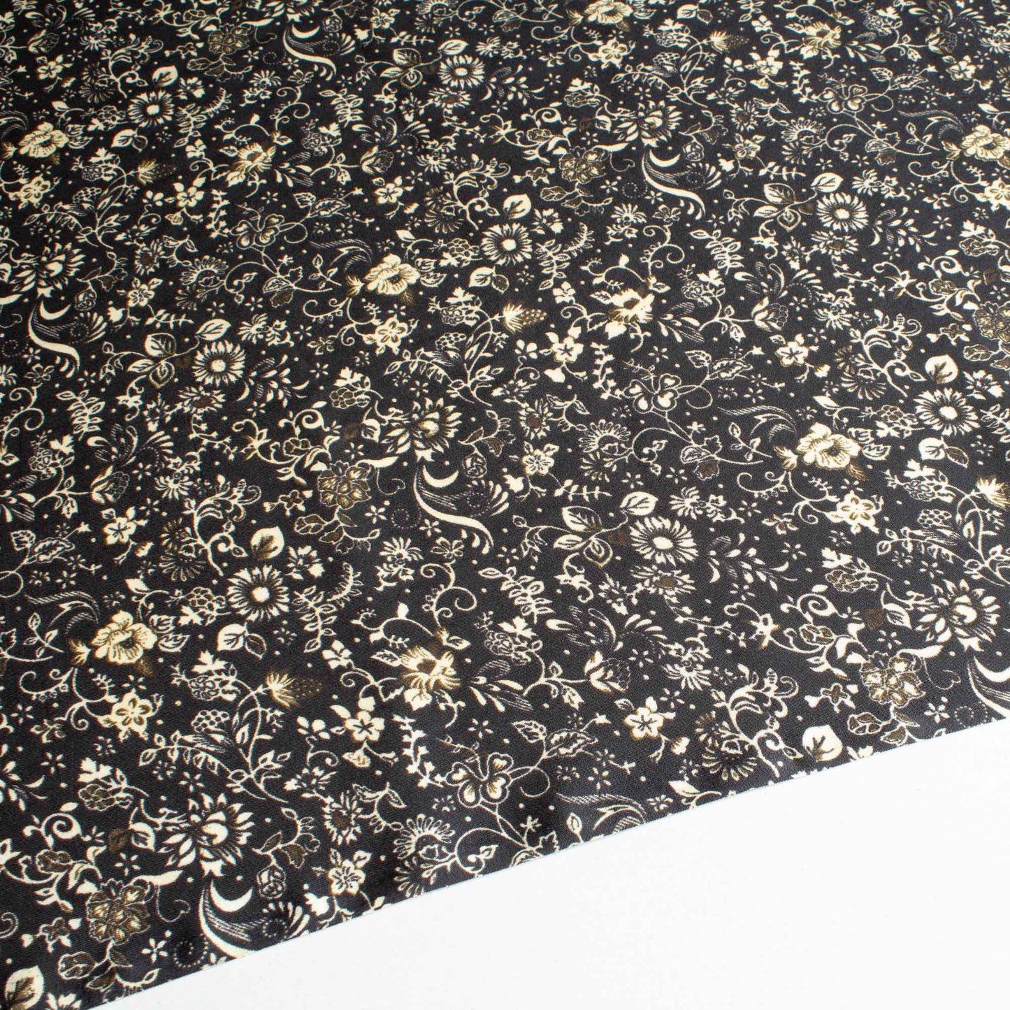 Mönstrade Modetyger - Tyg Crepe Väldigt Mjuk Benvit Beige Svart Blommigt 32