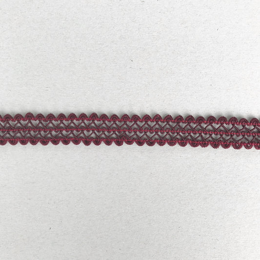 Gimpeband i vinröd med snäckformade motiv och genombruten spetsliknande struktur, 2 cm