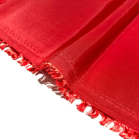 Tafttyg röd med elegant glans och strukturerad yta — närbild