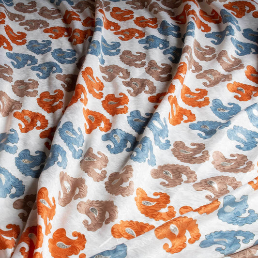 Mönstrat modetyg paisley mönster i vit och blå och brun