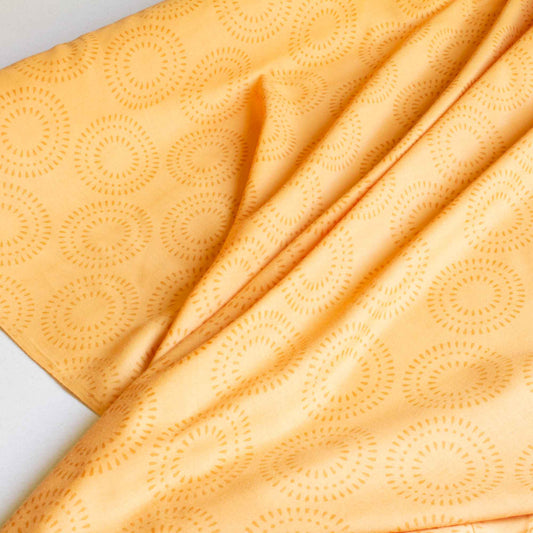 Mönstrat modetyg mandala mönster i gul och beige och orange