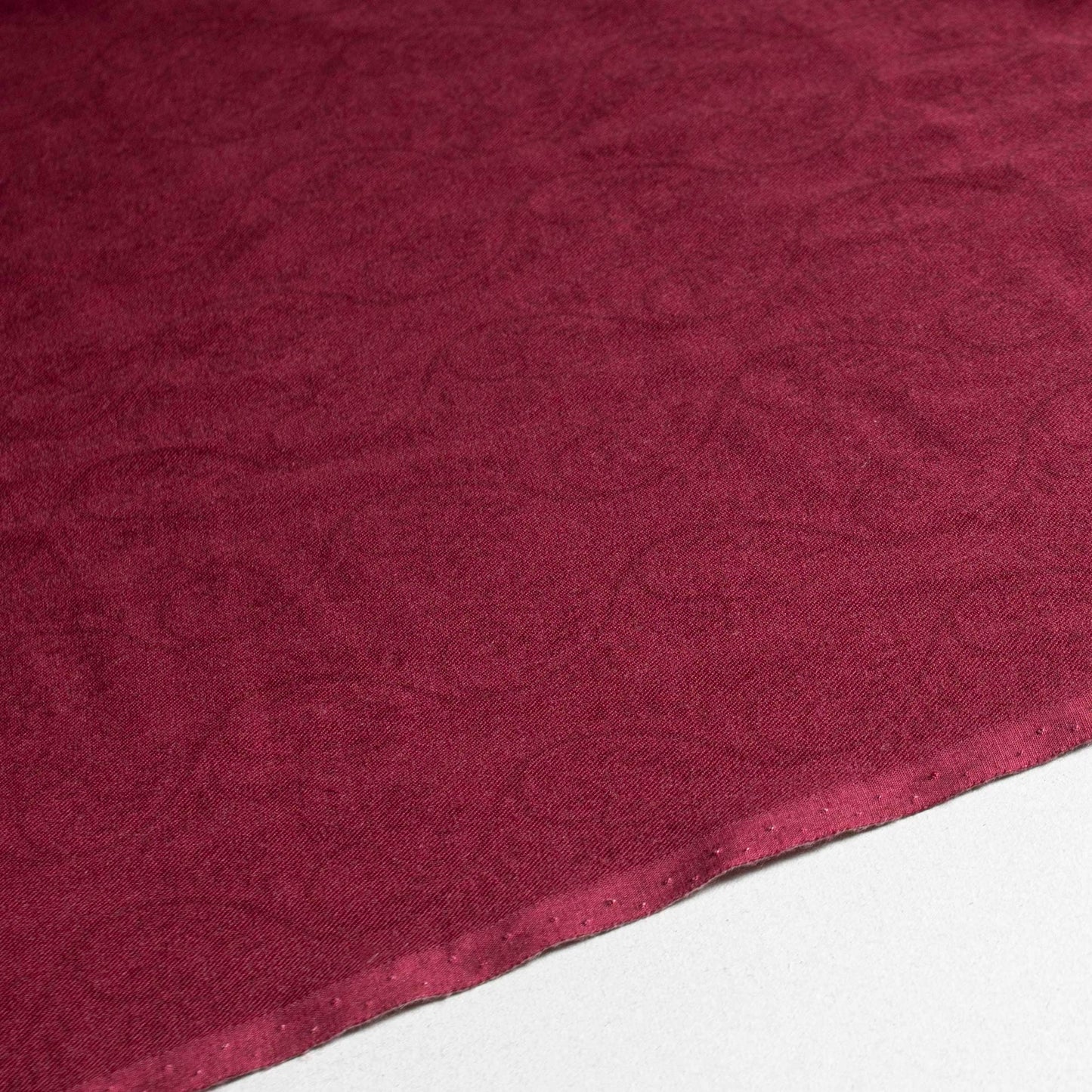 Mönstrade Modetyger - Tyg Mode Mjukt Röd Vinröd Matt Bladslingor Rapport 114