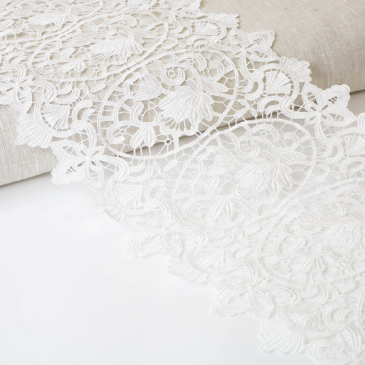 Ultrabrett broderat spetsband vitt med ovaler och blommor, gipyrliknande mönster, 25 cm brett
