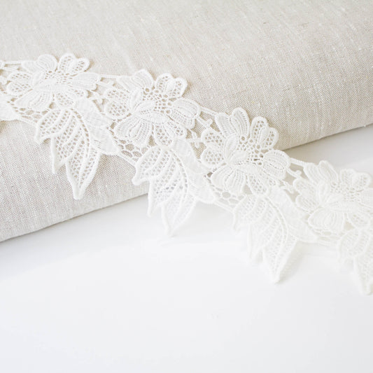 Broderat spetsband benvit med stora blad och blommor, gipyrmönster, 8 cm brett
