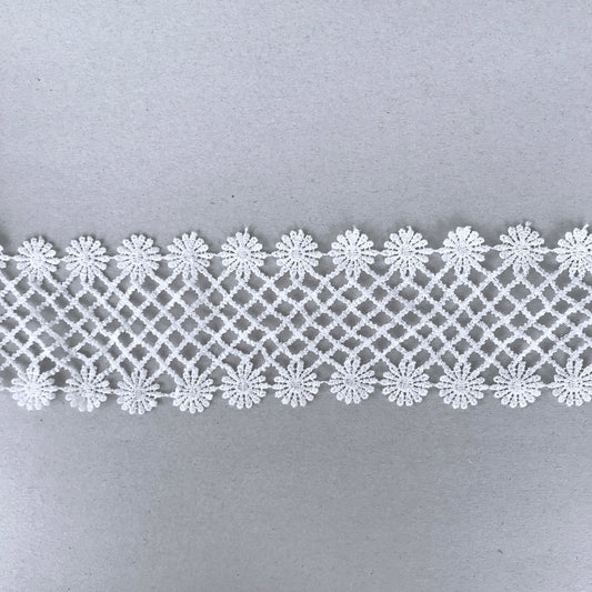 Brudspetsband vitt med tusenskönor och geometriskt nätmönster, 9 cm brett gipyrspets