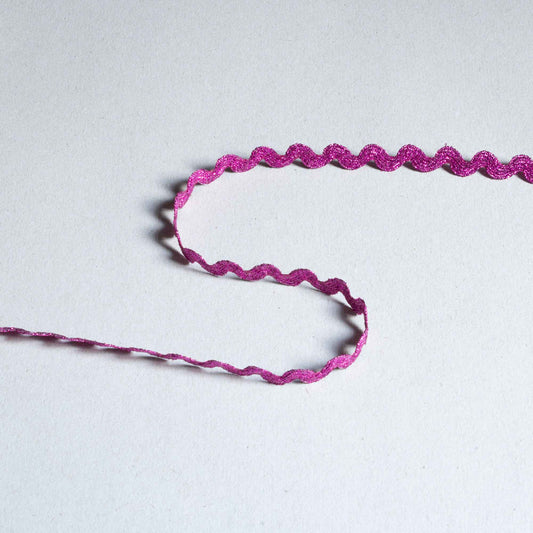 Sicksackband i cerise fuchsia med glittrande metallic skimmer, 1 cm brett