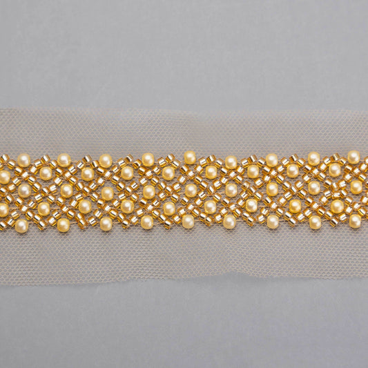 Pärlband Ariel Guld med gyllene pärlor och strass på tyllband — närbild