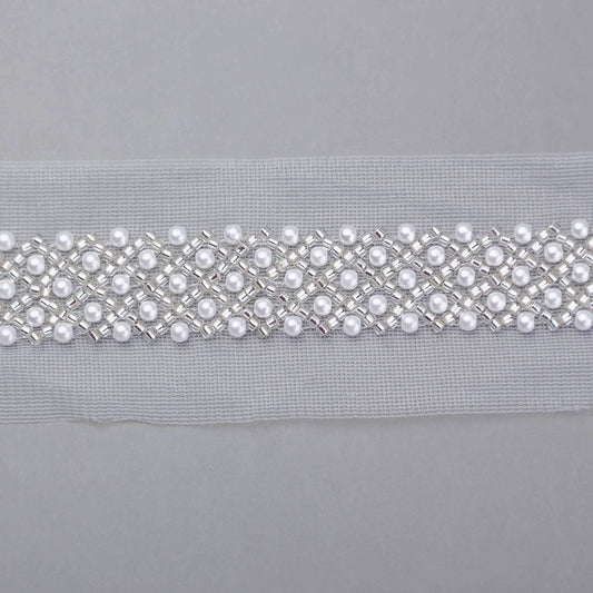 Pärlband Ariel Vit med vita pärlor och strass på tyllband — närbild