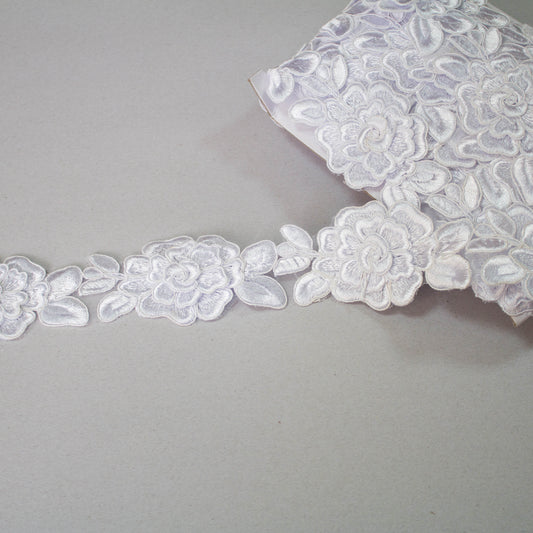 Spetsband White Flowers vit med broderade rosor och pioner på tyll, 7 cm