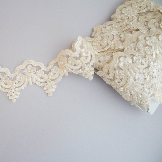 Brudspetsband beige med barockmönster, pärlor och paljetter, 6 cm brett