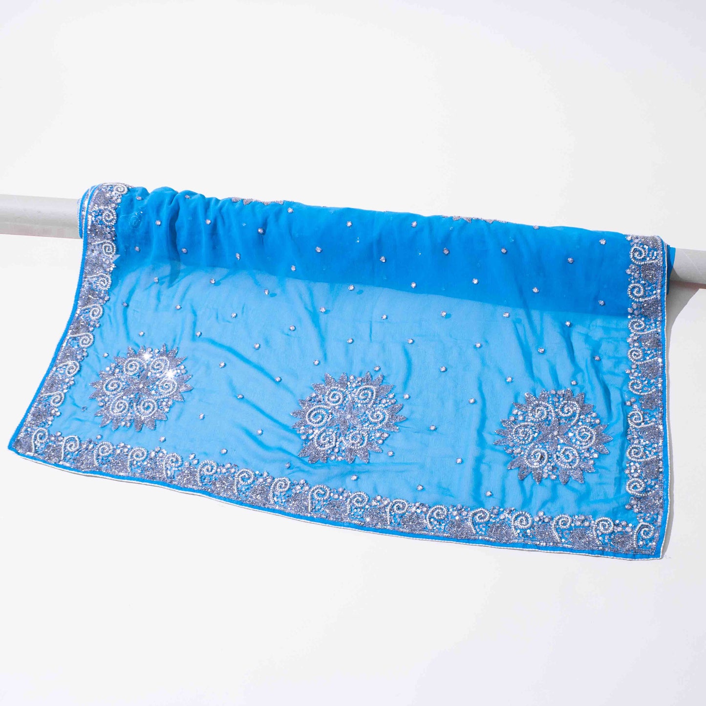 Sari - Blå Chiffong Silver / Vit Brodyr Silver Strass 15