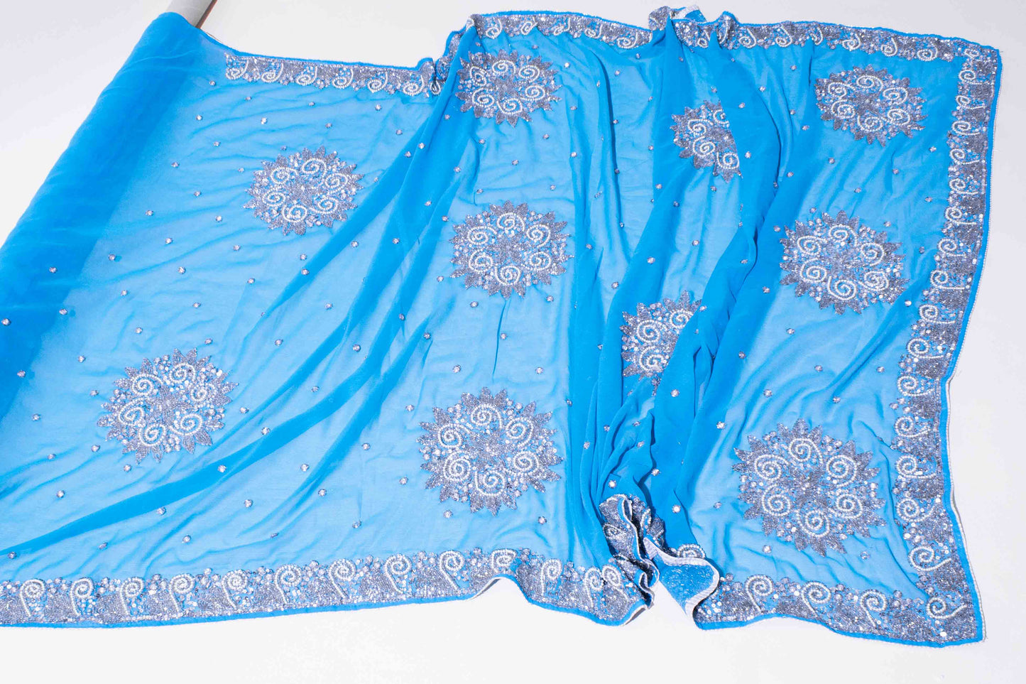 Sari - Blå Chiffong Silver / Vit Brodyr Silver Strass 15