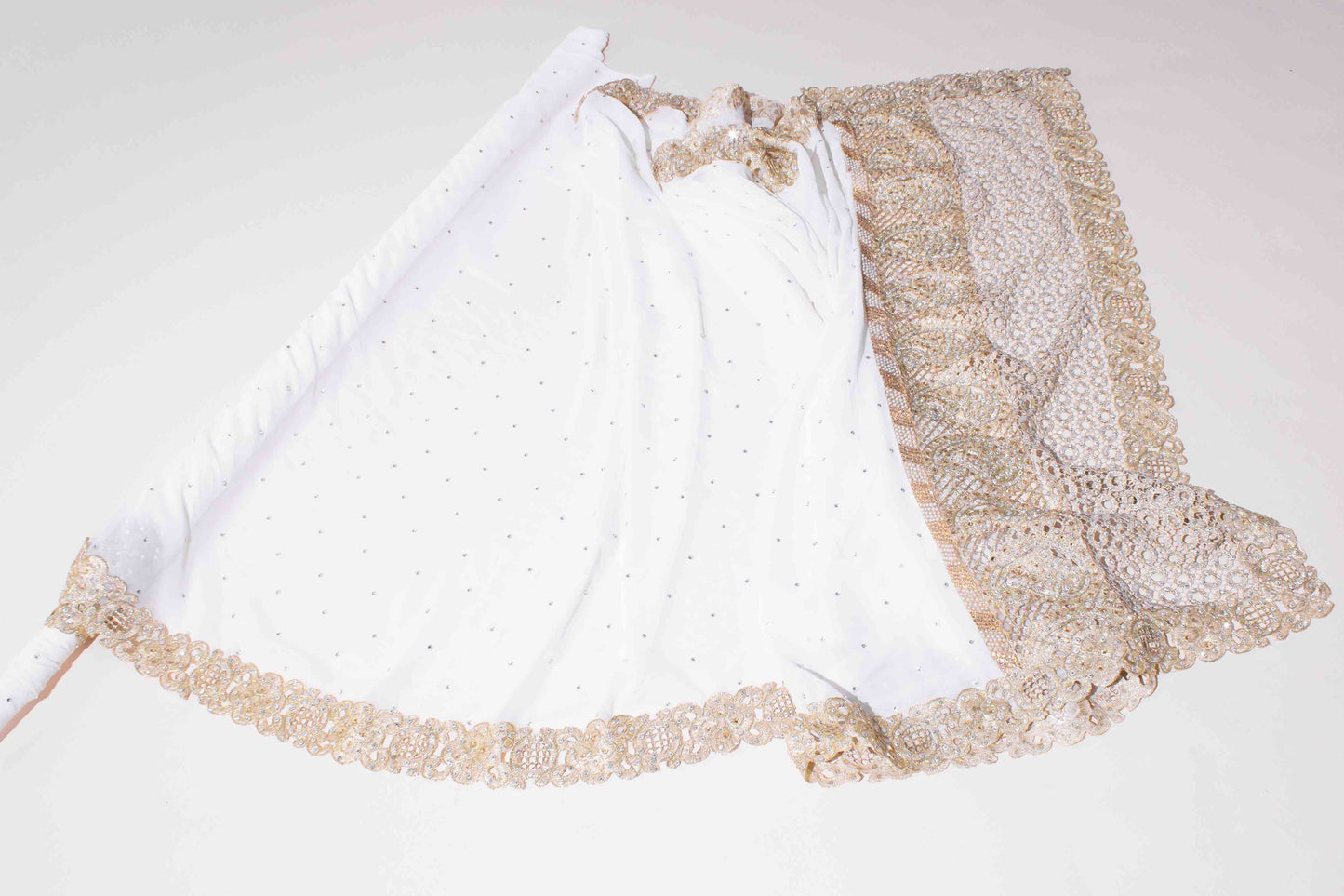 Sari - Vit Chiffong Guld Brodyr Guld / Silver Strass 32