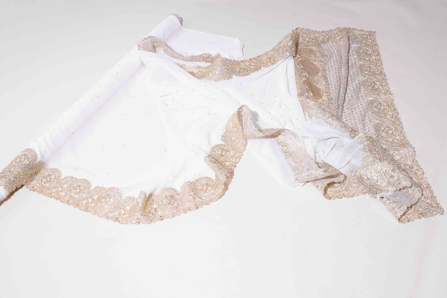 Sari - Vit Chiffong Guld Brodyr Silver / Guld Strass 21