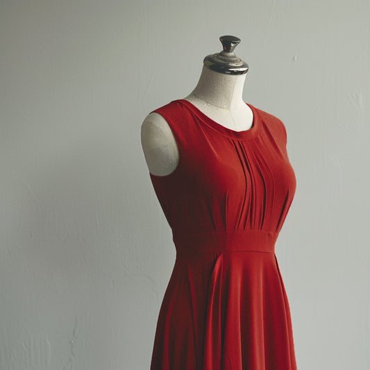 En klänning som är sydd i vårt röda tyg
