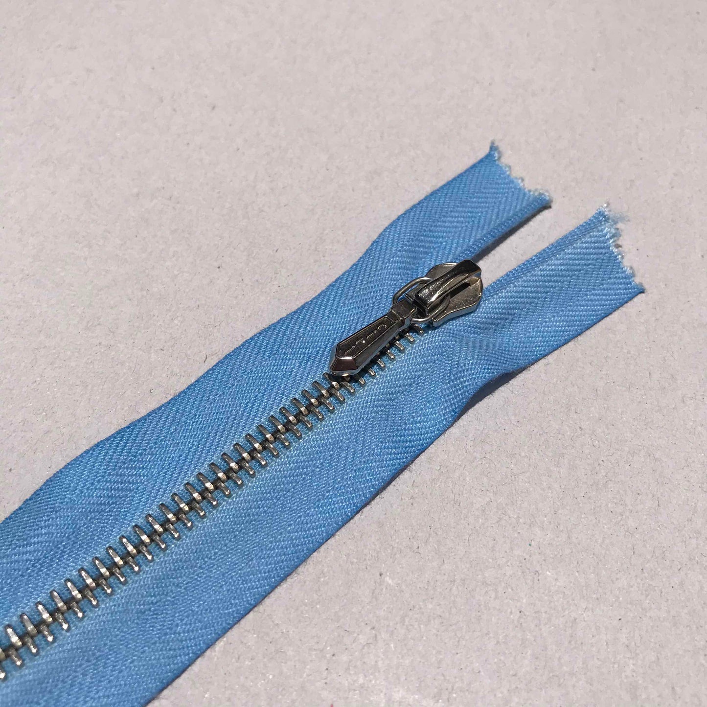 Dragkedjor, 10 st per paket – YKK, RIRI och fler märken. Olika längder (10 cm – 100 cm) och färger.