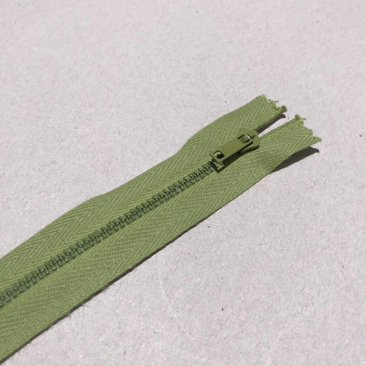 Dragkedjor, 10 st per paket – YKK, RIRI och fler märken. Olika längder (10 cm – 100 cm) och färger.