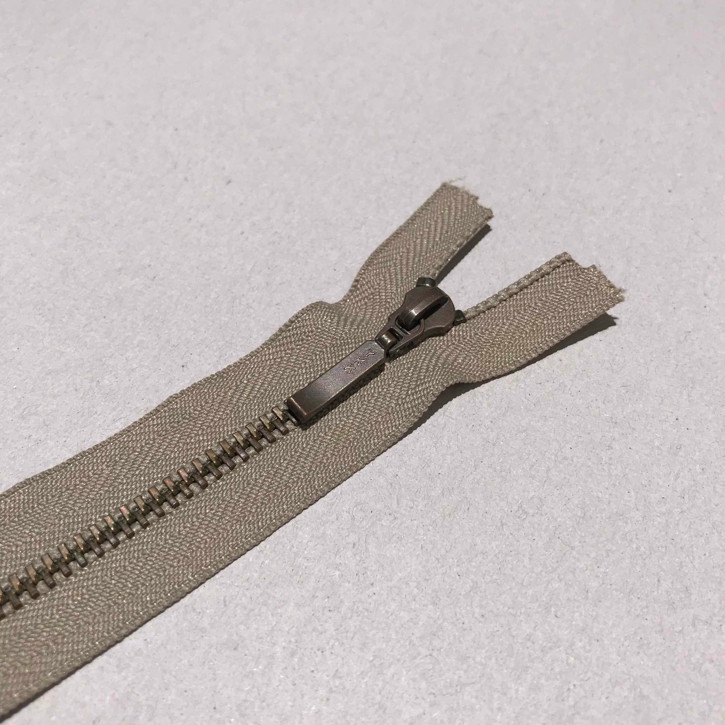 Dragkedjor, 10 st per paket – YKK, RIRI och fler märken. Olika längder (10 cm – 100 cm) och färger.