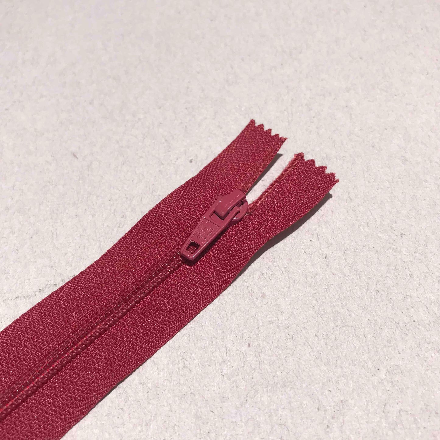 Dragkedjor, 10 st per paket – YKK, RIRI och fler märken. Olika längder (10 cm – 100 cm) och färger.