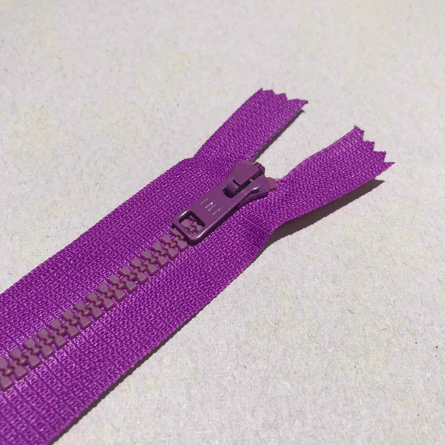 Dragkedjor, 10 st per paket – YKK, RIRI och fler märken. Olika längder (10 cm – 100 cm) och färger.