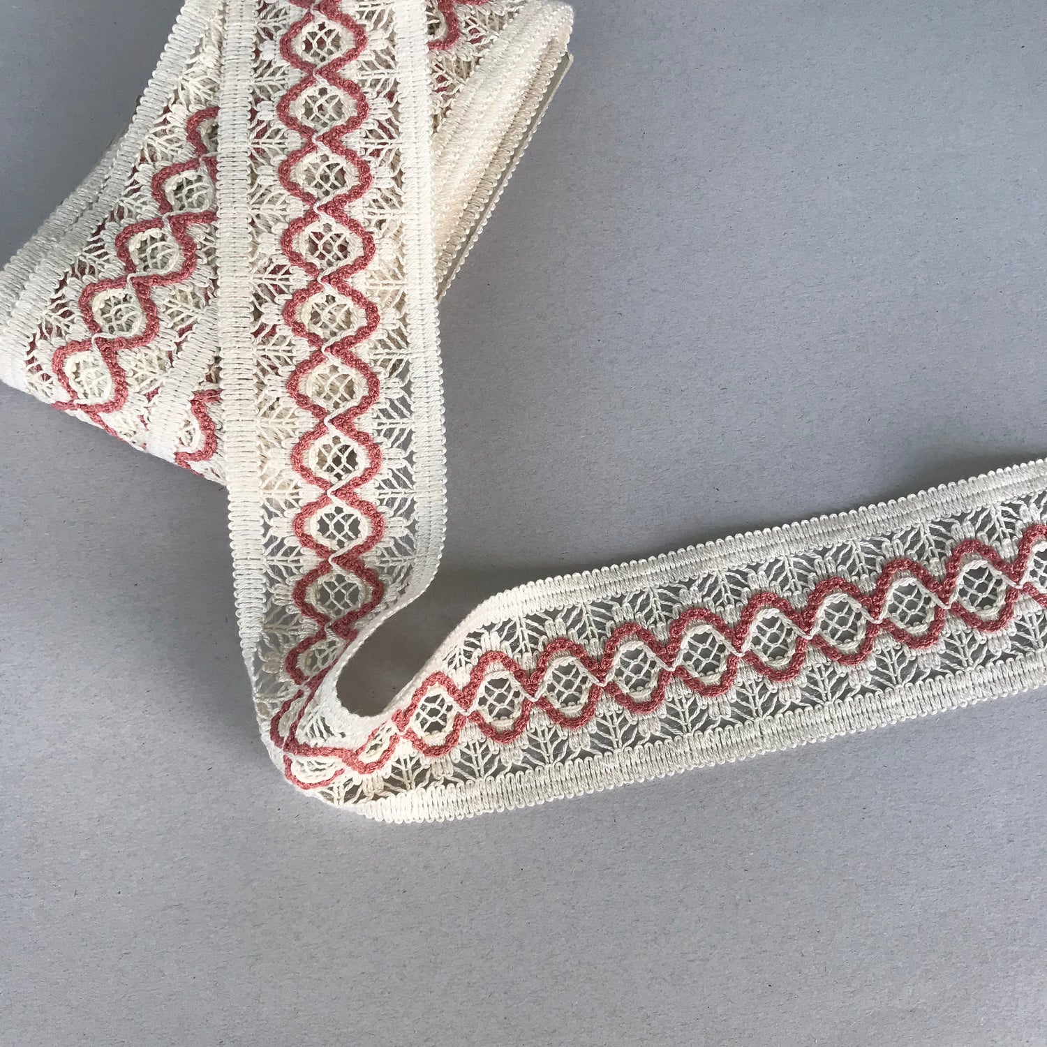 Tygband Antoinette benvit och gammalrosa med vågmönster och palmettdetaljer, 7,5 cm