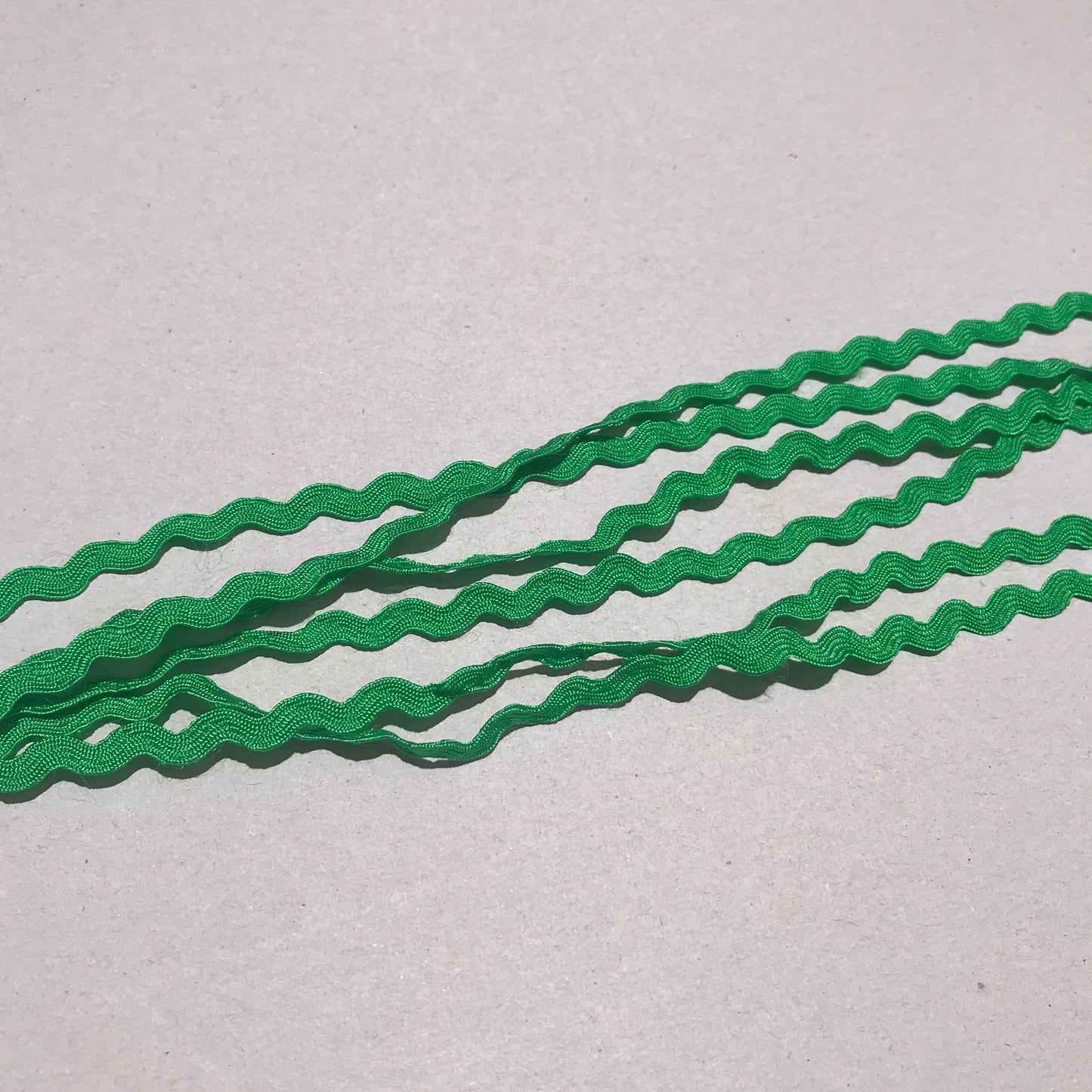 Band - Tygband Vågig Grön 0,5cm 41