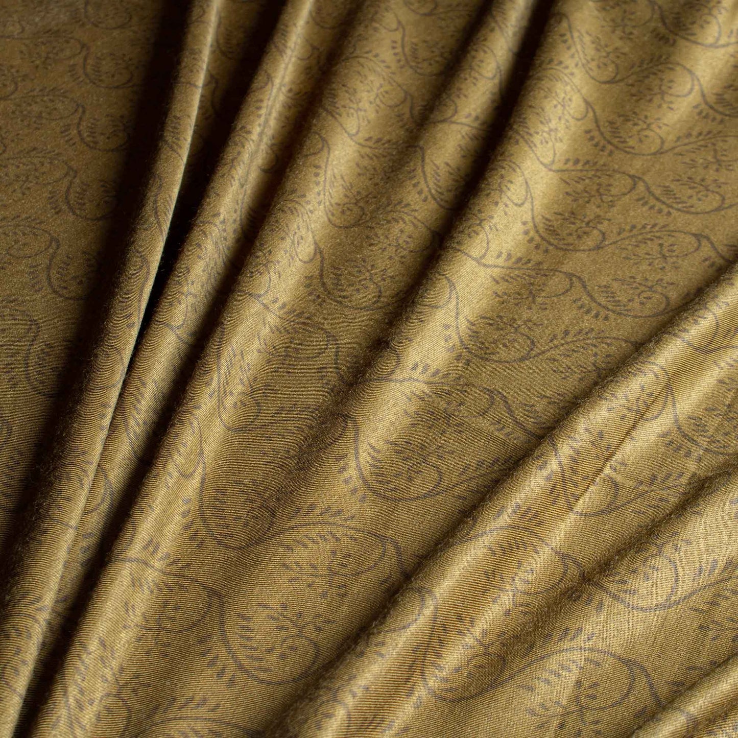 Mönstrat crepe tyg grön med blommönster, 140 cm brett, 100 % polyester, följsamt och lättsytt